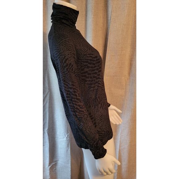 Sno Skins New with Tags Smoking Abstract Turtleneck Pullover Top Size M USA - Picture 4 of 8